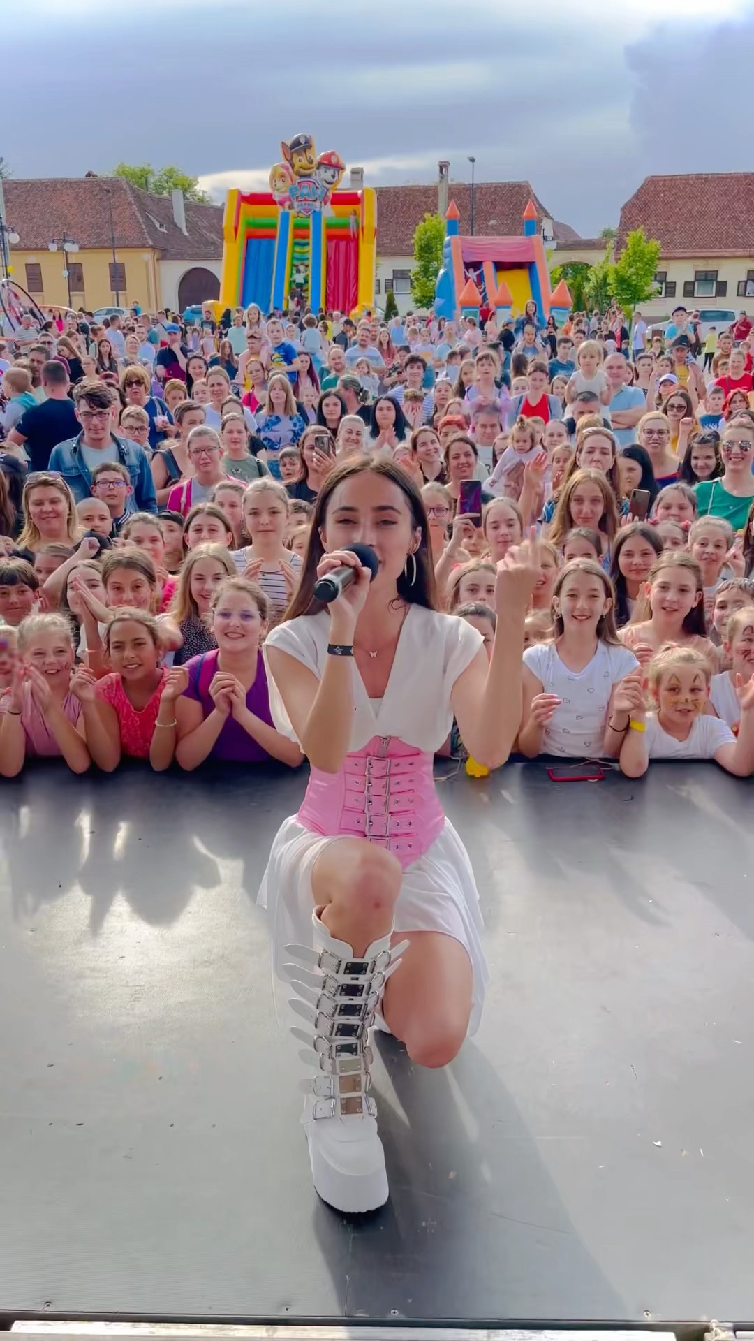 Singing with 3000 kids and teenagers at my show ? Where should I go next? #Concert #SingInPublic